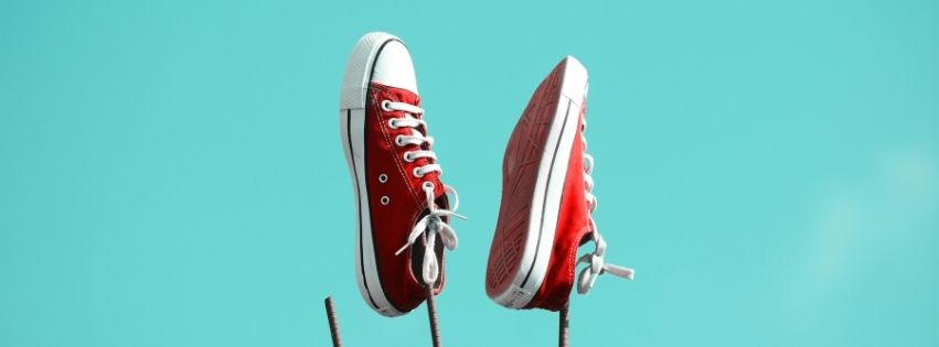 ảnh bìa facebook đôi giày màu đỏ dành cho trang facebook bán giày