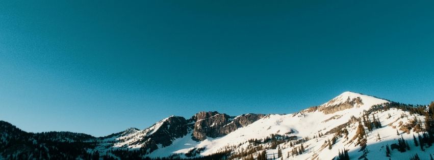 Hình ảnh bìa đẹp dãy núi và bầu trời xanh cho Facebook
