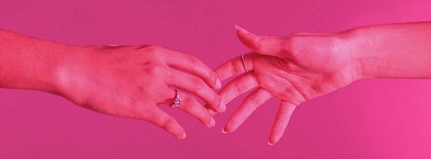 Hình nền Facebook bàn tay chạm nhau biểu tượng tình yêu