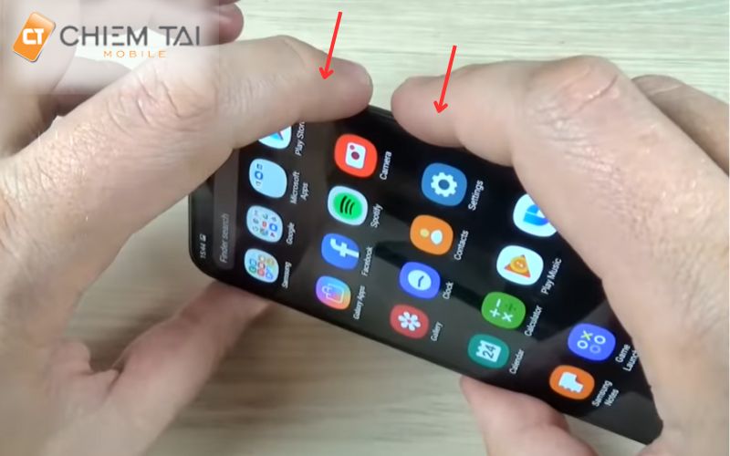 Chụp màn hình Samsung A10 bằng cách nhấn giữ nút khóa màn hình và nút âm lượng