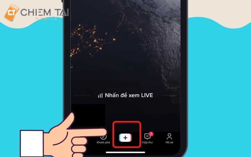 Vào app TikTok và nhấn vào biểu tượng dấu [+] ở phía dưới màn hình. Biểu tượng này giúp bạn tạo video mới hoặc tải lên video đã có